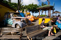 Reminiscències de hippie Passat i sense surfista a la Ciutat de Haleiwa. Oahu.